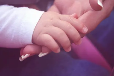Рука в руке:ладошка ребёнка в ладони мамы - обои на рабочий стол