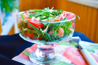 Салат руккола с креветками и помидорами черри рецепт с фото пошагово -  1000.menu
