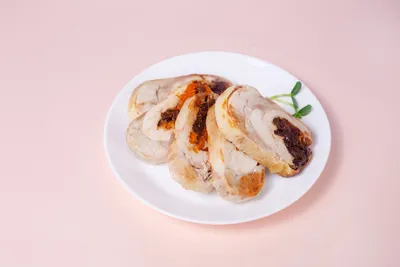 Рулет куриный с грибами и сыром | «Вкусномир» | комбинат питания