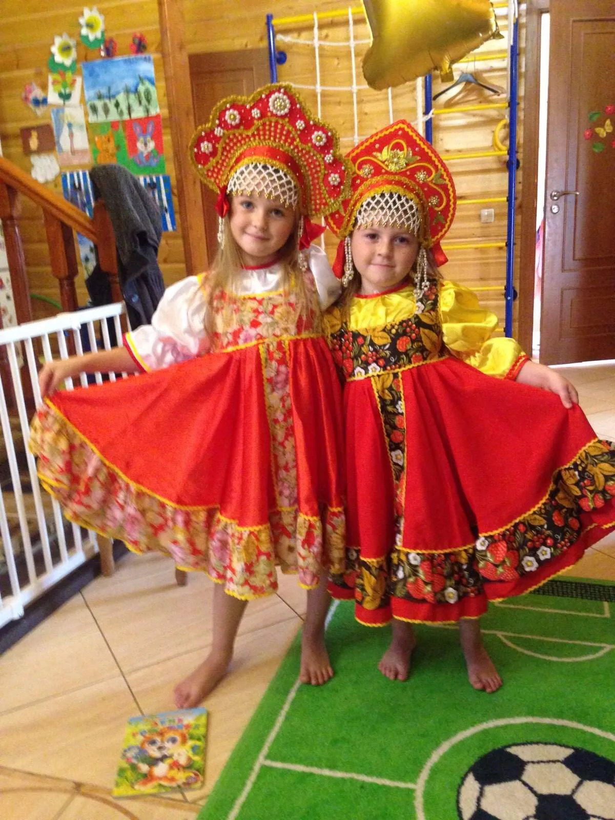 Русско народный в садике. Фольклорный костюм для девочки. Платье в русском народном стиле. Дети в народных костюмах. Костюмы в народном стиле для детей.