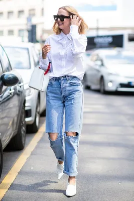 Как носить рваные джинсы после 30 и выглядеть классно | Boyfriend jeans,  Fashion, White shirt and blue jeans