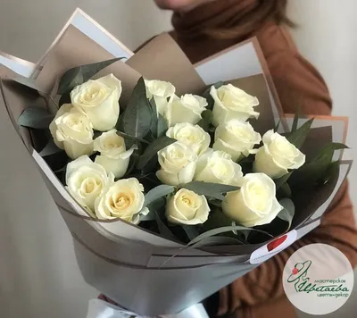 Купить Букет из 101 белой розы Премиум (70 см) с доставкой в Омске -  магазин цветов Трава