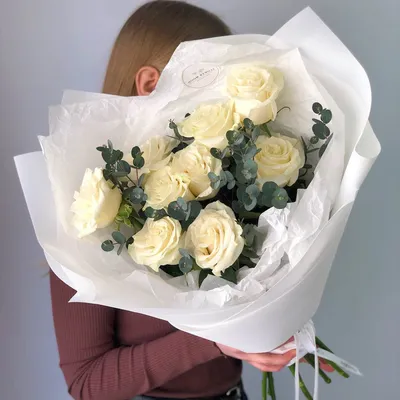 Букет белых роз: 25 цветков с оформлением по цене 7000 ₽ - купить в  RoseMarkt с доставкой по Санкт-Петербургу