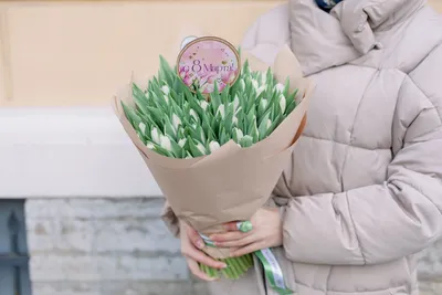 Белые тюльпаны в коробке - 151 шт. за 28 690 руб. | Бесплатная доставка  цветов по Москве