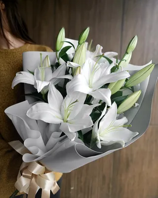 Купить Сборный букет лилии, розы и ирисы с лентами R727 в Москве, цена 7  840 руб.