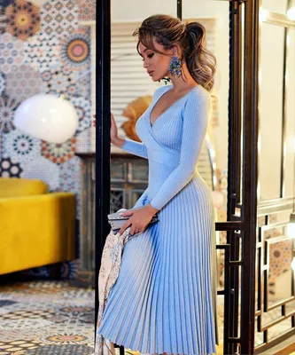 Одно платье, два тренда: с чем носить синее платье в горошек — Teletype