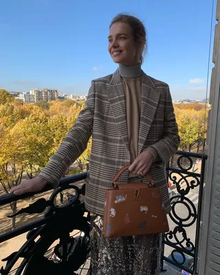 Наталья Водянова показывает, как носить сумку Louis Vuitton x Grace  Coddington