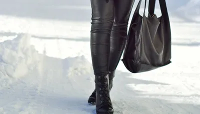 Стильные кожаные лосины без карманов высокая посадка цвет черный  (ID#1136299812), цена: 395 ₴, купить на Prom.ua