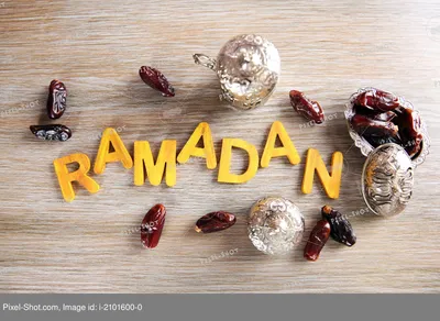 Рамадан слово с деревянными буквами, четки и сухие даты на столе ::  Стоковая фотография :: Pixel-Shot Studio