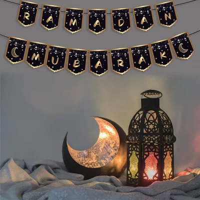 Концепция дизайна шаблонов для празднования Рамадана Карима. Фиолетовый фон  с золотым рисунком. Надпись Рамадан Карим . Векторное изображение ©Iricat  78658532