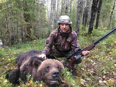Женщина охотник уложила медведя. | Пикабу