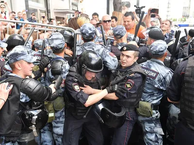 Протесты в Москве: Корреспондента «КП» задержали, а бунтари дрались с  полицией и перекрыли Садовое кольцо - KP.RU