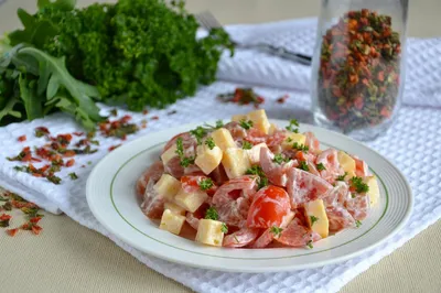 Слоёный салат с копчёной курицей и жареными грибами: рецепт - Лайфхакер