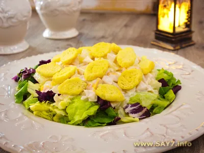 Салат с копчёной курицей, кукурузой и шампиньонами — рецепт от ВкусВилл