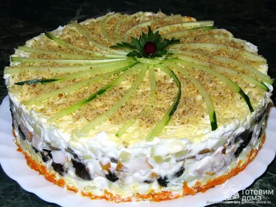 Слоёный салат с копчёной курицей, черносливом и шампиньонами - пошаговый  рецепт с фото на Готовим дома