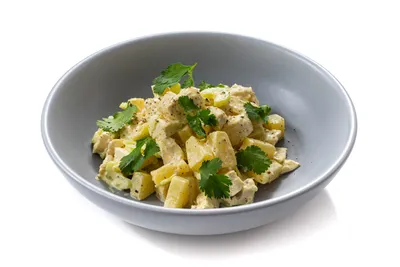 Салат с копчёной курицей, сыром и сухариками: рецепт - Лайфхакер