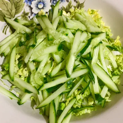 Обалденно вкусный салат с пекинской капустой и сухариками - рецепт