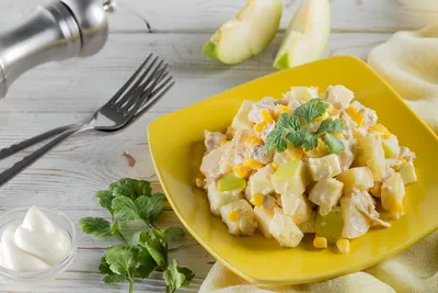 Салат с курицей и ананасами семейная упаковка купить c доставкой на дом в  интернет-магазине КуулКлевер