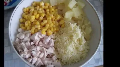 Праздничный салат с курицей и ананасами