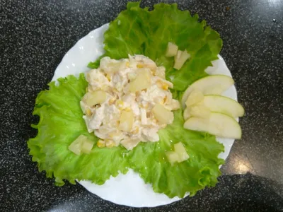 Салат с курицей, ананасами, кукурузой и сыром - Лайфхакер