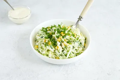 Салат с копчёной курицей, фасолью и кукурузой: рецепт - Лайфхакер