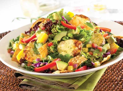Теплый салат с курицей и овощами: вкусно, быстро, просто