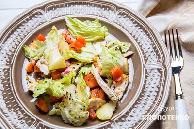 Салат с курицей, авокадо и помидорами черри: рецепт с фото пошагово | Меню  недели