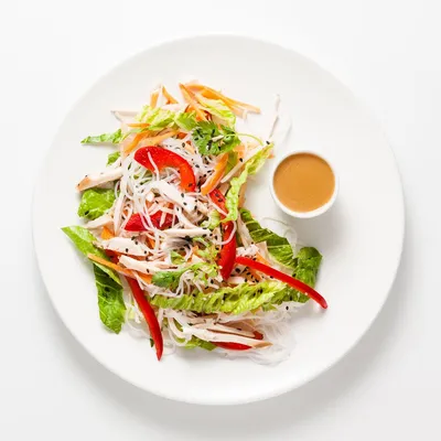 Салат с варёной курицей, помидорами и огурцами: простой рецепт - Лайфхакер