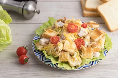Куриный салат с хрустящими сухариками — Zira.uz
