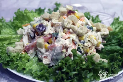 Салат с копчёной курицей, сыром и сухариками: рецепт - Лайфхакер