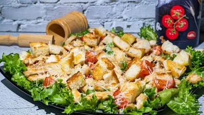 О салате Цезарь с копченой курицей и сухариками - простой и оригинальный  рецепт | Рецепт | Еда, Кулинария, Питание рецепты