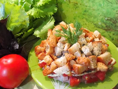 Всеми любимый, салат Цезарь классический с курицей и сухариками. Очень  вкусно 🤤 | Instagram
