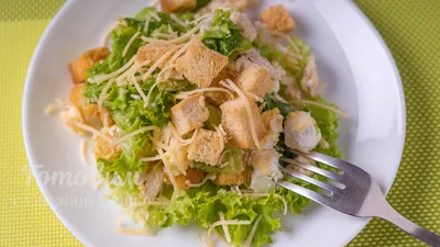 Сытный салат с курицей, сыром и сухариками рецепт – Русская кухня: Салаты.  «Еда»