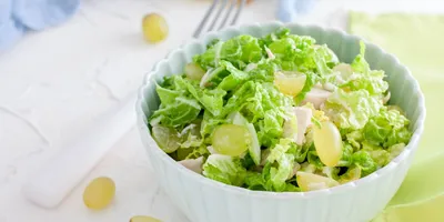 Лёгкий салат с виноградом и курицей: рецепт - Лайфхакер