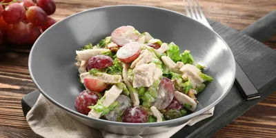 Салат с курицей и виноградом: рецепт - Лайфхакер