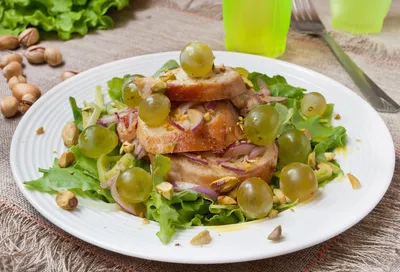 Салат с виноградом, курицей и черносливом — рецепт с фото пошагово