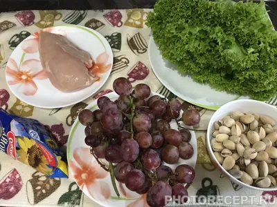 Сезонный салат с курицей, сыром и виноградом: простое блюдо к семейному  столу - МЕТА