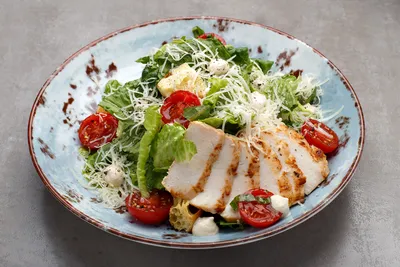 Простой салат «Цезарь» с курицей — пошаговый рецепт с фото и описанием  процесса приготовления блюда от Петелинки.