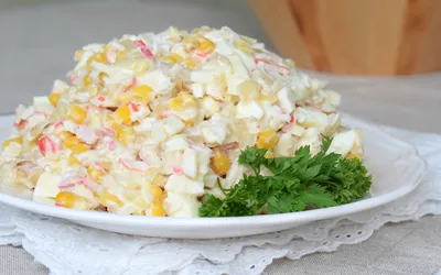 Салат из крабовых палочек с кукурузой и огурцом - 5 простых и вкусных  рецептов с фото