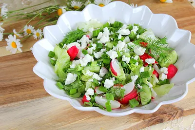 Как приготовить легкий салат с редисом и фетакой: рецепт с видео и фото |  Меню недели