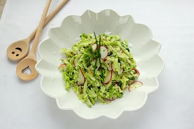 Свежий салат с редисом, капустой и зеленой заправкой | Меню недели Свежий  салат с редисом, капустой и зеленой заправкой: рецепт пошаговый с фото