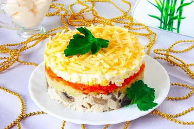 Салат с курицей, маринованными грибами и сыром - 7 пошаговых фото в рецепте