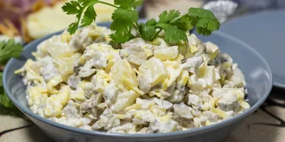 Вкусные и простые рецепты салатов с курицей и грибами. Бюджетные салаты на  праздничный стол | Весёлый баклажан | Дзен