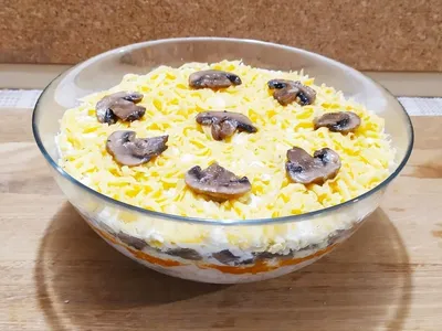 https://lifehacker.ru/recipes/dish-type/salaty-s-gribami/