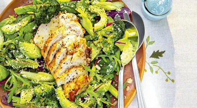 Зеленый салат с курицей, брокколи, авокадо и пармезаном – пошаговый рецепт  с фото на сайте Гастроном