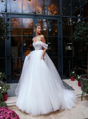Пышное свадебное платье с прозрачными деталями лифа и цветочными мотивами в  Хабаровске