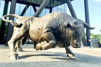 В Вильнюсе установили статую гигантского быка – самого большого в мире |  Литва за неделю