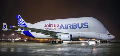 Момент удара молнии в самолет Airbus Beluga попал на видео