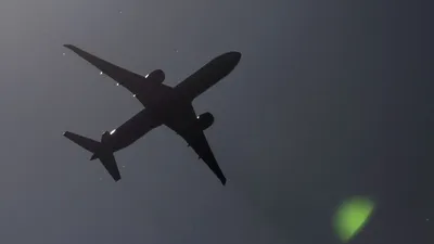 Самолет сделал 17 кругов над аэропортом Оша, но не смог вылететь в Дели.  Видео - 18.06.2022, Sputnik Кыргызстан