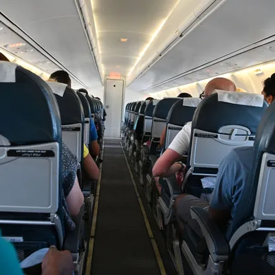 Пассажиры самолета запели хором, чтобы успокоить плачущего мальчика, —  видео - 25.03.2022, Sputnik Кыргызстан